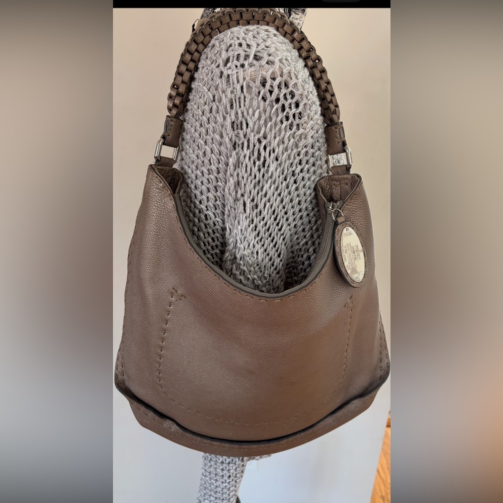 Authentic Fendi shoulder bag!
Leather!